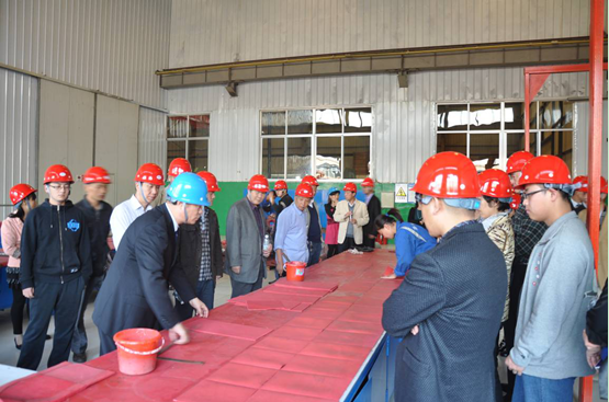 與會領導、專家對鑫海耐磨橡膠表現出濃厚興趣